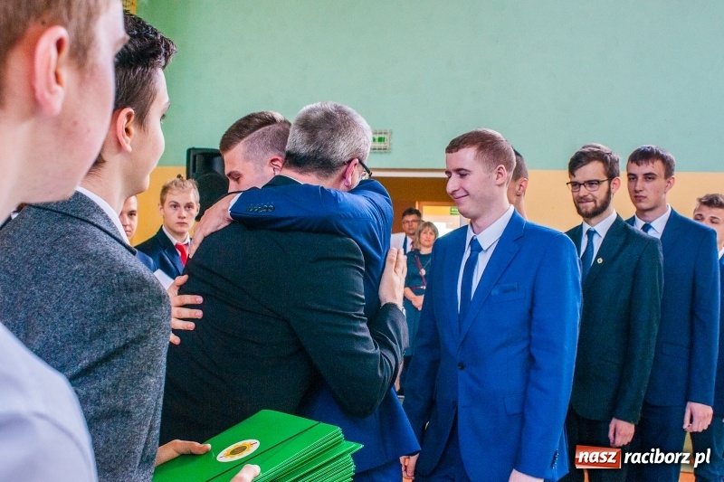 Zdjęcie w galerii na portalu naszraciborz.pl: Pożegnania nadszedł czas. Absolwenci Mechanika odebrali swoje świadectwa wiadomości z regionu