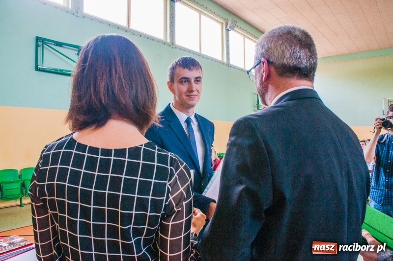 Zdjęcie w galerii na portalu naszraciborz.pl: Pożegnania nadszedł czas. Absolwenci Mechanika odebrali swoje świadectwa wiadomości z regionu