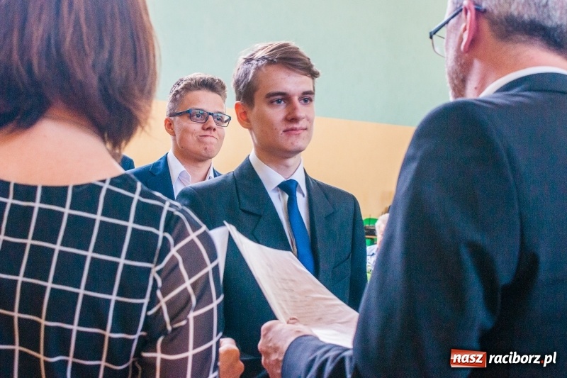 Zdjęcie w galerii na portalu naszraciborz.pl: Pożegnania nadszedł czas. Absolwenci Mechanika odebrali swoje świadectwa wiadomości z regionu