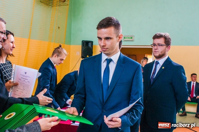 Zdjęcie w galerii na portalu naszraciborz.pl: Pożegnania nadszedł czas. Absolwenci Mechanika odebrali swoje świadectwa wiadomości z regionu