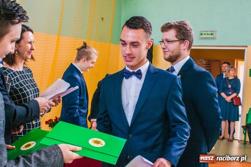 Zdjęcie w galerii na portalu naszraciborz.pl: Pożegnania nadszedł czas. Absolwenci Mechanika odebrali swoje świadectwa wiadomości z regionu
