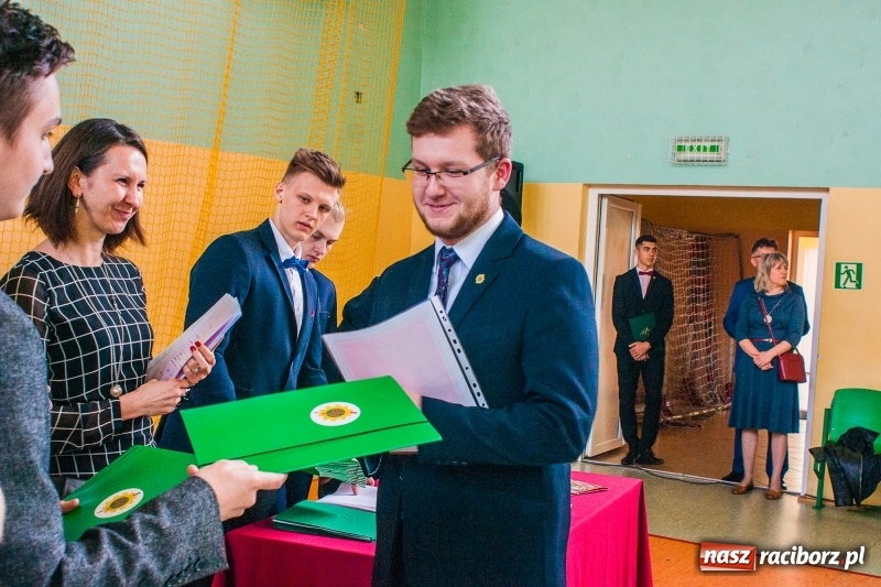 Zdjęcie w galerii na portalu naszraciborz.pl: Pożegnania nadszedł czas. Absolwenci Mechanika odebrali swoje świadectwa wiadomości z regionu
