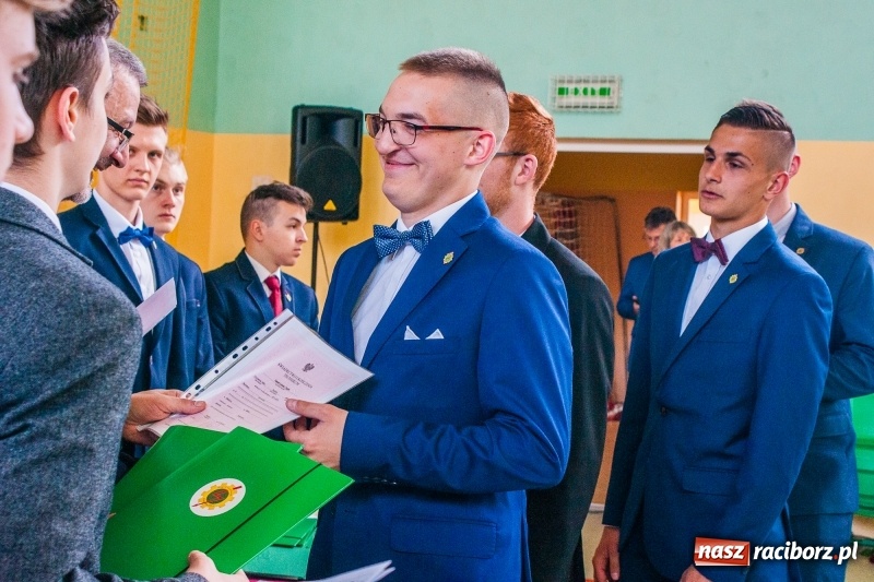 Zdjęcie w galerii na portalu naszraciborz.pl: Pożegnania nadszedł czas. Absolwenci Mechanika odebrali swoje świadectwa wiadomości z regionu
