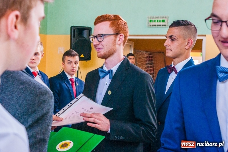 Zdjęcie w galerii na portalu naszraciborz.pl: Pożegnania nadszedł czas. Absolwenci Mechanika odebrali swoje świadectwa wiadomości z regionu