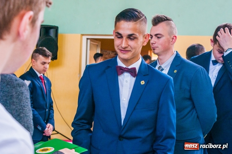 Zdjęcie w galerii na portalu naszraciborz.pl: Pożegnania nadszedł czas. Absolwenci Mechanika odebrali swoje świadectwa wiadomości z regionu