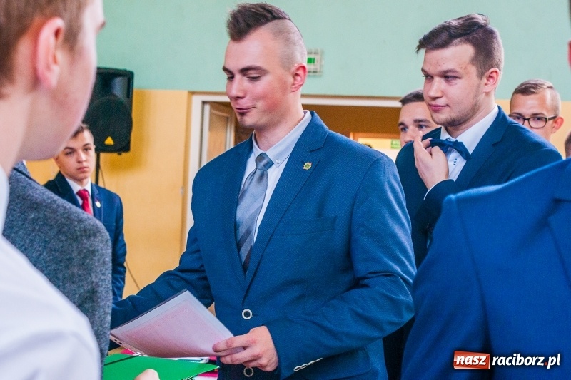 Zdjęcie w galerii na portalu naszraciborz.pl: Pożegnania nadszedł czas. Absolwenci Mechanika odebrali swoje świadectwa wiadomości z regionu