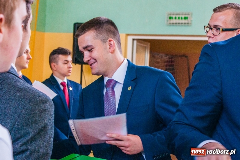 Zdjęcie w galerii na portalu naszraciborz.pl: Pożegnania nadszedł czas. Absolwenci Mechanika odebrali swoje świadectwa wiadomości z regionu