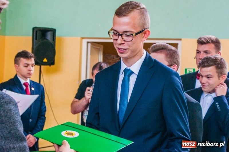 Zdjęcie w galerii na portalu naszraciborz.pl: Pożegnania nadszedł czas. Absolwenci Mechanika odebrali swoje świadectwa wiadomości z regionu