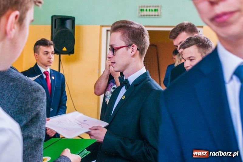 Zdjęcie w galerii na portalu naszraciborz.pl: Pożegnania nadszedł czas. Absolwenci Mechanika odebrali swoje świadectwa wiadomości z regionu