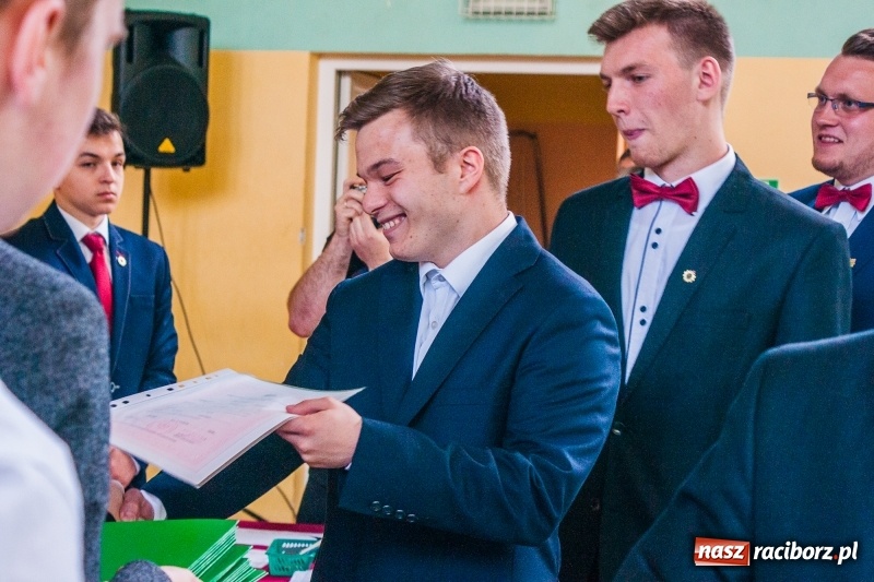 Zdjęcie w galerii na portalu naszraciborz.pl: Pożegnania nadszedł czas. Absolwenci Mechanika odebrali swoje świadectwa wiadomości z regionu