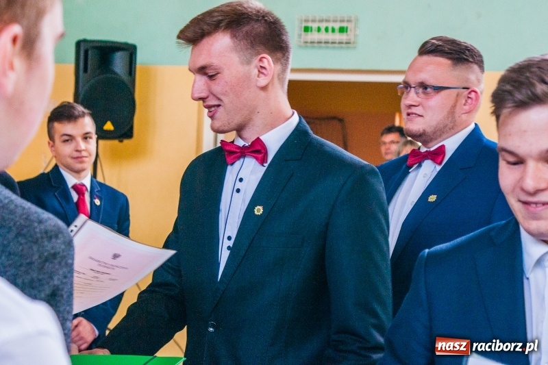 Zdjęcie w galerii na portalu naszraciborz.pl: Pożegnania nadszedł czas. Absolwenci Mechanika odebrali swoje świadectwa wiadomości z regionu