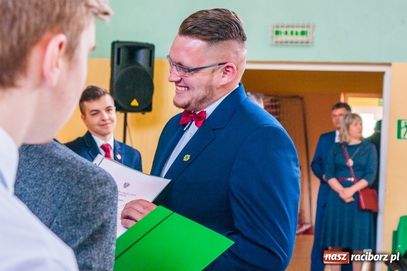 Zdjęcie w galerii na portalu naszraciborz.pl: Pożegnania nadszedł czas. Absolwenci Mechanika odebrali swoje świadectwa wiadomości z regionu