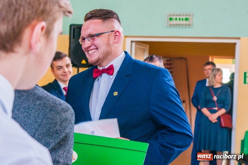 Zdjęcie w galerii na portalu naszraciborz.pl: Pożegnania nadszedł czas. Absolwenci Mechanika odebrali swoje świadectwa wiadomości z regionu