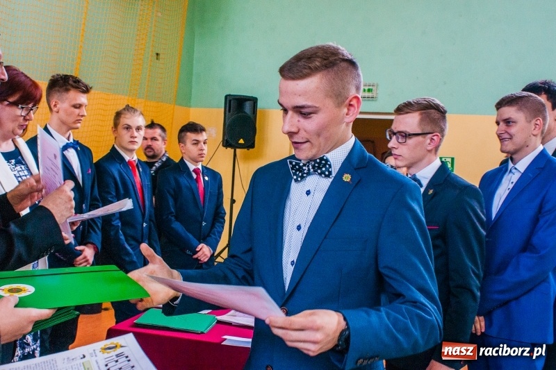 Zdjęcie w galerii na portalu naszraciborz.pl: Pożegnania nadszedł czas. Absolwenci Mechanika odebrali swoje świadectwa wiadomości z regionu