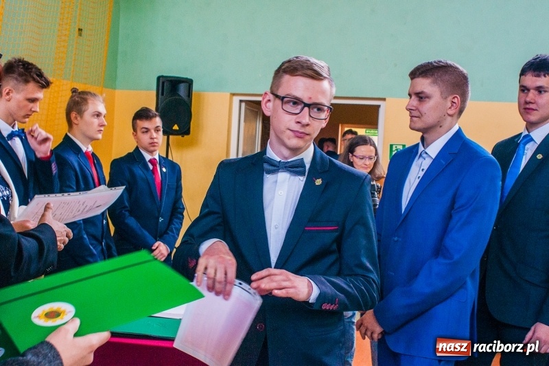 Zdjęcie w galerii na portalu naszraciborz.pl: Pożegnania nadszedł czas. Absolwenci Mechanika odebrali swoje świadectwa wiadomości z regionu