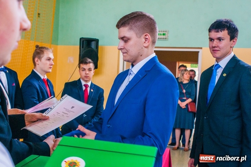 Zdjęcie w galerii na portalu naszraciborz.pl: Pożegnania nadszedł czas. Absolwenci Mechanika odebrali swoje świadectwa wiadomości z regionu