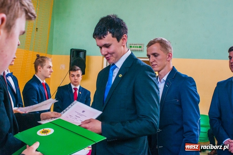 Zdjęcie w galerii na portalu naszraciborz.pl: Pożegnania nadszedł czas. Absolwenci Mechanika odebrali swoje świadectwa wiadomości z regionu