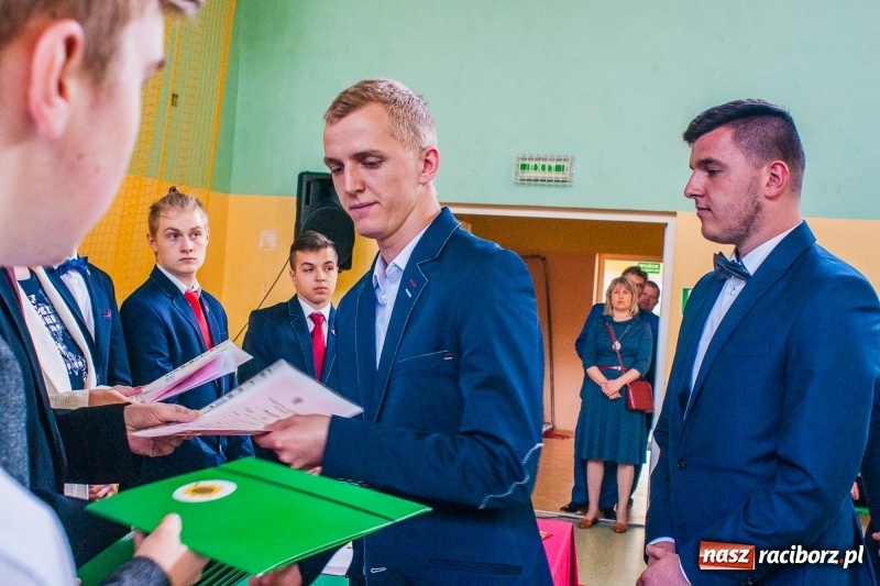 Zdjęcie w galerii na portalu naszraciborz.pl: Pożegnania nadszedł czas. Absolwenci Mechanika odebrali swoje świadectwa wiadomości z regionu