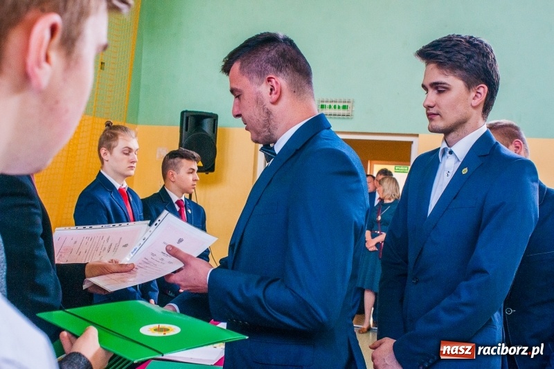 Zdjęcie w galerii na portalu naszraciborz.pl: Pożegnania nadszedł czas. Absolwenci Mechanika odebrali swoje świadectwa wiadomości z regionu