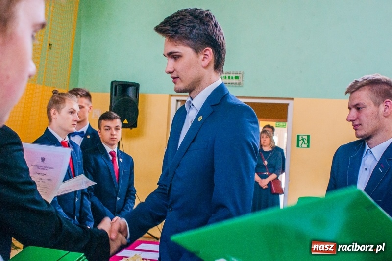 Zdjęcie w galerii na portalu naszraciborz.pl: Pożegnania nadszedł czas. Absolwenci Mechanika odebrali swoje świadectwa wiadomości z regionu