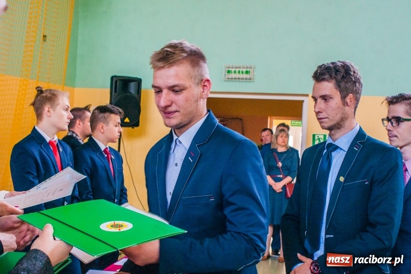 Zdjęcie w galerii na portalu naszraciborz.pl: Pożegnania nadszedł czas. Absolwenci Mechanika odebrali swoje świadectwa wiadomości z regionu