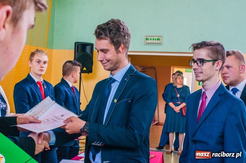 Zdjęcie w galerii na portalu naszraciborz.pl: Pożegnania nadszedł czas. Absolwenci Mechanika odebrali swoje świadectwa wiadomości z regionu