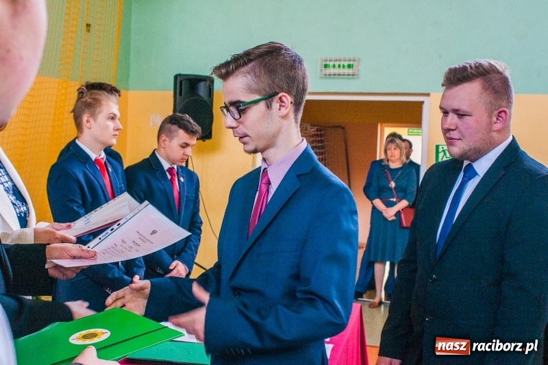 Zdjęcie w galerii na portalu naszraciborz.pl: Pożegnania nadszedł czas. Absolwenci Mechanika odebrali swoje świadectwa wiadomości z regionu