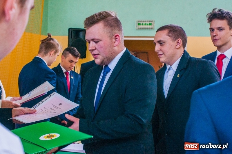 Zdjęcie w galerii na portalu naszraciborz.pl: Pożegnania nadszedł czas. Absolwenci Mechanika odebrali swoje świadectwa wiadomości z regionu