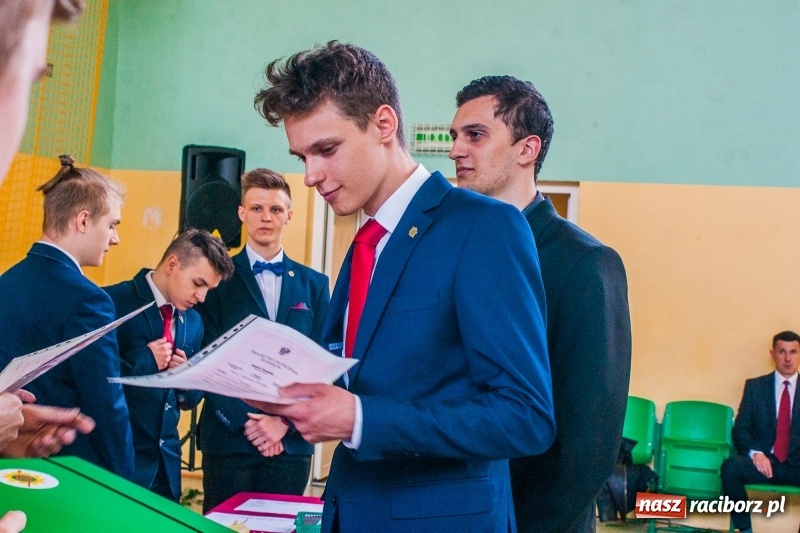 Zdjęcie w galerii na portalu naszraciborz.pl: Pożegnania nadszedł czas. Absolwenci Mechanika odebrali swoje świadectwa wiadomości z regionu