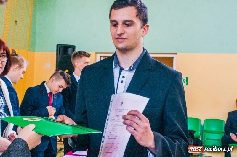 Zdjęcie w galerii na portalu naszraciborz.pl: Pożegnania nadszedł czas. Absolwenci Mechanika odebrali swoje świadectwa wiadomości z regionu