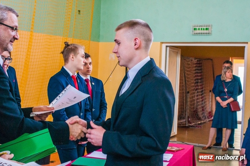 Zdjęcie w galerii na portalu naszraciborz.pl: Pożegnania nadszedł czas. Absolwenci Mechanika odebrali swoje świadectwa wiadomości z regionu