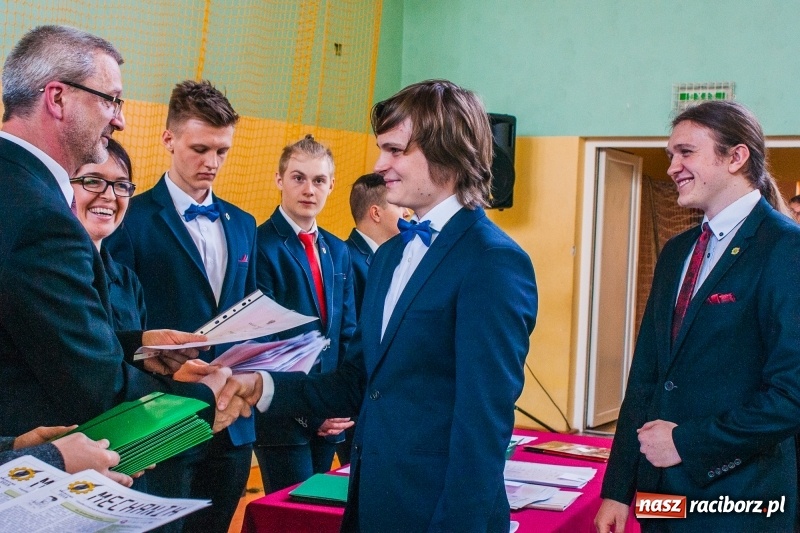 Zdjęcie w galerii na portalu naszraciborz.pl: Pożegnania nadszedł czas. Absolwenci Mechanika odebrali swoje świadectwa wiadomości z regionu