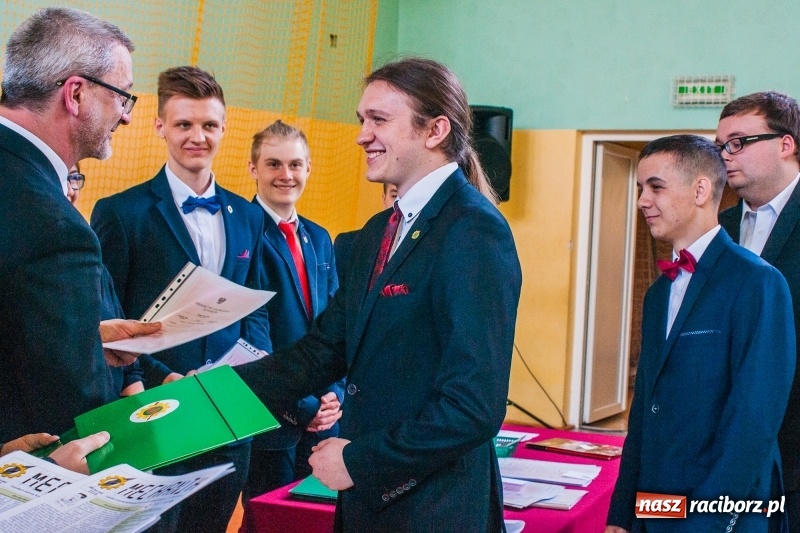 Zdjęcie w galerii na portalu naszraciborz.pl: Pożegnania nadszedł czas. Absolwenci Mechanika odebrali swoje świadectwa wiadomości z regionu