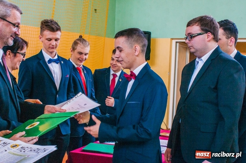 Zdjęcie w galerii na portalu naszraciborz.pl: Pożegnania nadszedł czas. Absolwenci Mechanika odebrali swoje świadectwa wiadomości z regionu