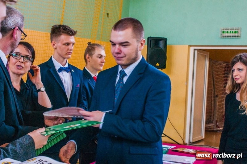 Zdjęcie w galerii na portalu naszraciborz.pl: Pożegnania nadszedł czas. Absolwenci Mechanika odebrali swoje świadectwa wiadomości z regionu