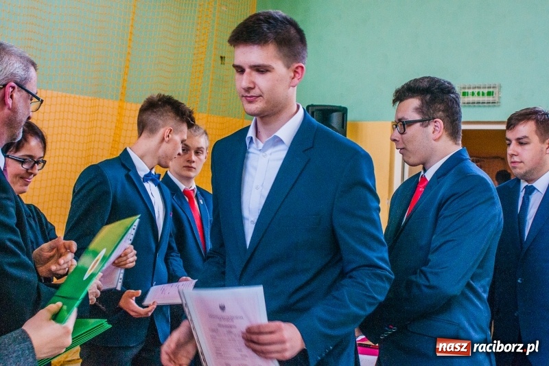 Zdjęcie w galerii na portalu naszraciborz.pl: Pożegnania nadszedł czas. Absolwenci Mechanika odebrali swoje świadectwa wiadomości z regionu