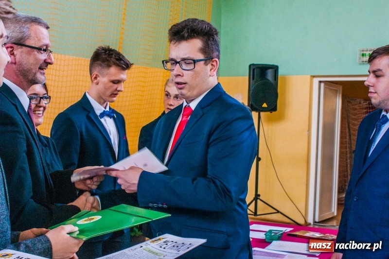 Zdjęcie w galerii na portalu naszraciborz.pl: Pożegnania nadszedł czas. Absolwenci Mechanika odebrali swoje świadectwa wiadomości z regionu