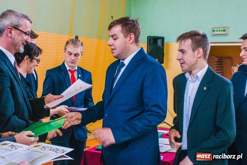 Zdjęcie w galerii na portalu naszraciborz.pl: Pożegnania nadszedł czas. Absolwenci Mechanika odebrali swoje świadectwa wiadomości z regionu