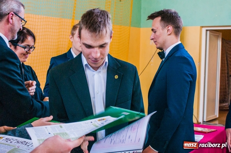 Zdjęcie w galerii na portalu naszraciborz.pl: Pożegnania nadszedł czas. Absolwenci Mechanika odebrali swoje świadectwa wiadomości z regionu