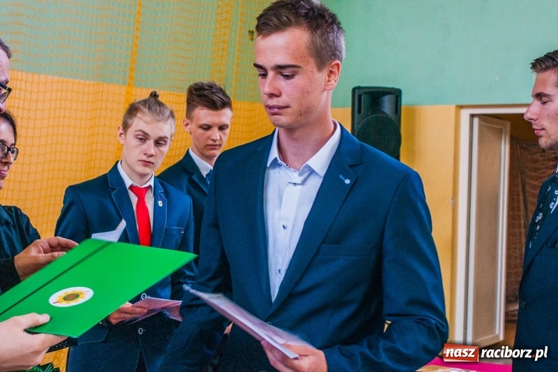 Zdjęcie w galerii na portalu naszraciborz.pl: Pożegnania nadszedł czas. Absolwenci Mechanika odebrali swoje świadectwa wiadomości z regionu