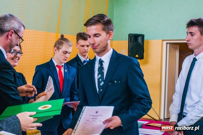 Zdjęcie w galerii na portalu naszraciborz.pl: Pożegnania nadszedł czas. Absolwenci Mechanika odebrali swoje świadectwa wiadomości z regionu