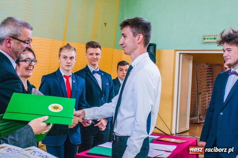Zdjęcie w galerii na portalu naszraciborz.pl: Pożegnania nadszedł czas. Absolwenci Mechanika odebrali swoje świadectwa wiadomości z regionu