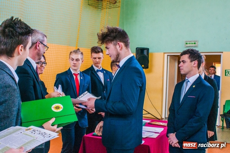 Zdjęcie w galerii na portalu naszraciborz.pl: Pożegnania nadszedł czas. Absolwenci Mechanika odebrali swoje świadectwa wiadomości z regionu