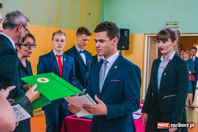 Zdjęcie w galerii na portalu naszraciborz.pl: Pożegnania nadszedł czas. Absolwenci Mechanika odebrali swoje świadectwa wiadomości z regionu