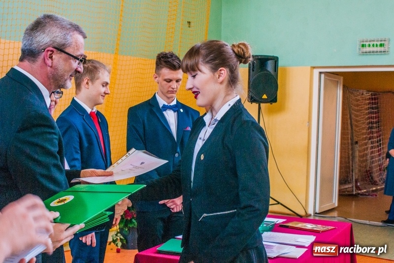 Zdjęcie w galerii na portalu naszraciborz.pl: Pożegnania nadszedł czas. Absolwenci Mechanika odebrali swoje świadectwa wiadomości z regionu