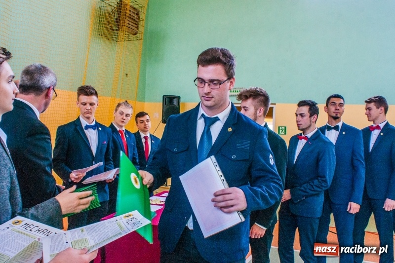 Zdjęcie w galerii na portalu naszraciborz.pl: Pożegnania nadszedł czas. Absolwenci Mechanika odebrali swoje świadectwa wiadomości z regionu