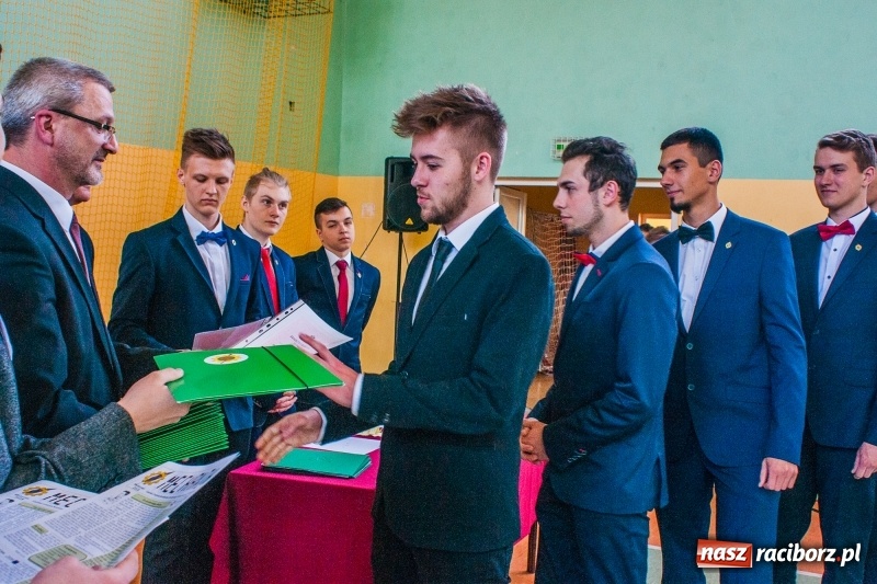Zdjęcie w galerii na portalu naszraciborz.pl: Pożegnania nadszedł czas. Absolwenci Mechanika odebrali swoje świadectwa wiadomości z regionu