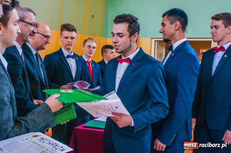 Zdjęcie w galerii na portalu naszraciborz.pl: Pożegnania nadszedł czas. Absolwenci Mechanika odebrali swoje świadectwa wiadomości z regionu