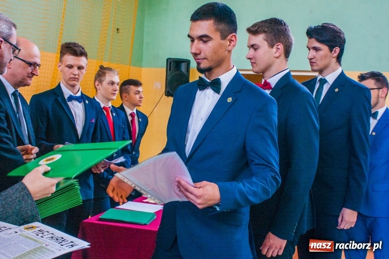Zdjęcie w galerii na portalu naszraciborz.pl: Pożegnania nadszedł czas. Absolwenci Mechanika odebrali swoje świadectwa wiadomości z regionu
