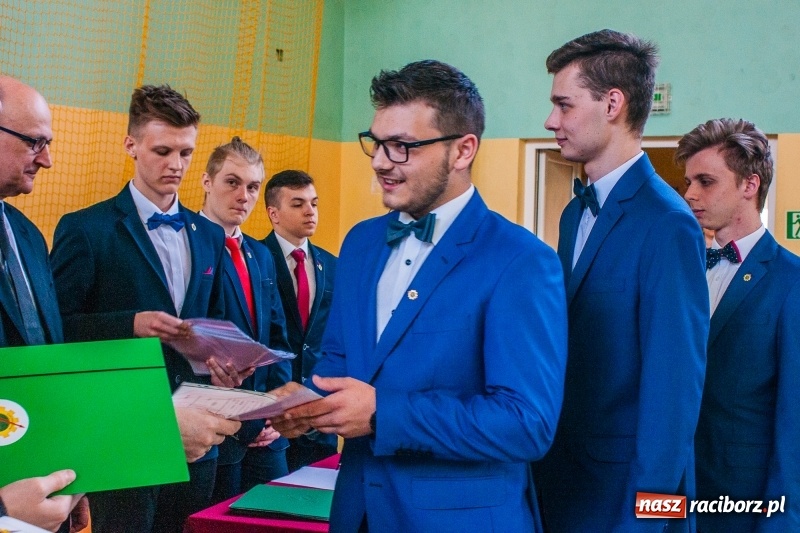 Zdjęcie w galerii na portalu naszraciborz.pl: Pożegnania nadszedł czas. Absolwenci Mechanika odebrali swoje świadectwa wiadomości z regionu